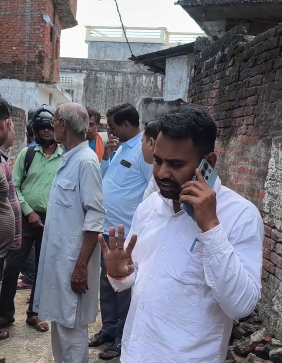 मानकों को ताक पर रख हो रहा निर्माण! भड़के मोहल्लेवासी, बीच में रुकवाया सीसी रोड का काम