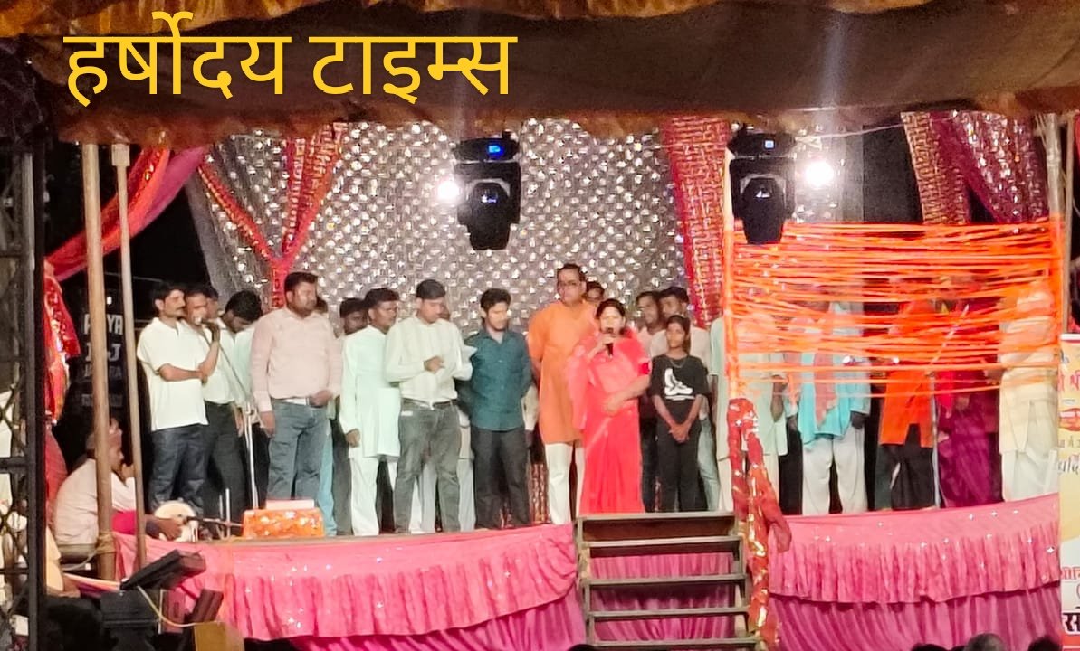 चौमुखा स्थित चन्दन वन काली माता स्थान पर चल रहे श्री शतचंडी महायज्ञ में पहुंचीं सपा नेत्री सुमन ओझा
