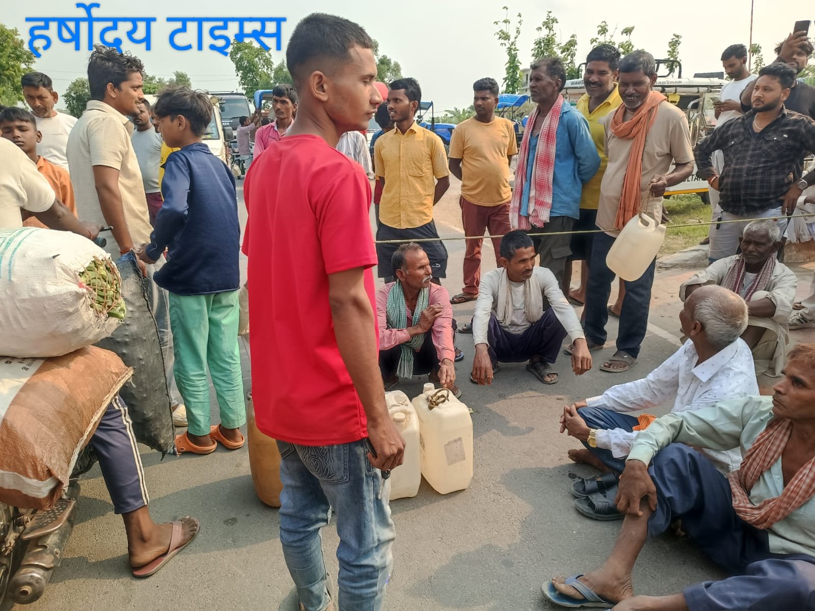 गैलन में डीजल न मिलने पर भड़के किसान, घुघली-सिसवा मार्ग पर लगाया जाम
