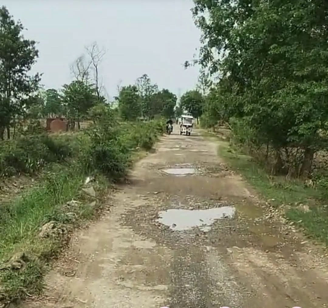 बोदना से कटखोर तक सड़क बनी मुसीबत का रास्ता, बरसात में टूट जाता है गांवों का संपर्क