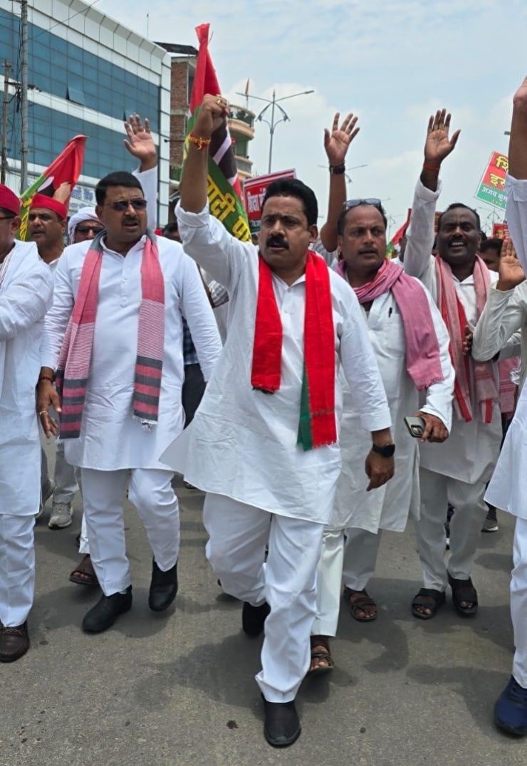 जनसमस्याओं को लेकर सपा का कलेक्ट्रेट पर प्रदर्शन, राज्यपाल के नाम सौंपा ज्ञापन