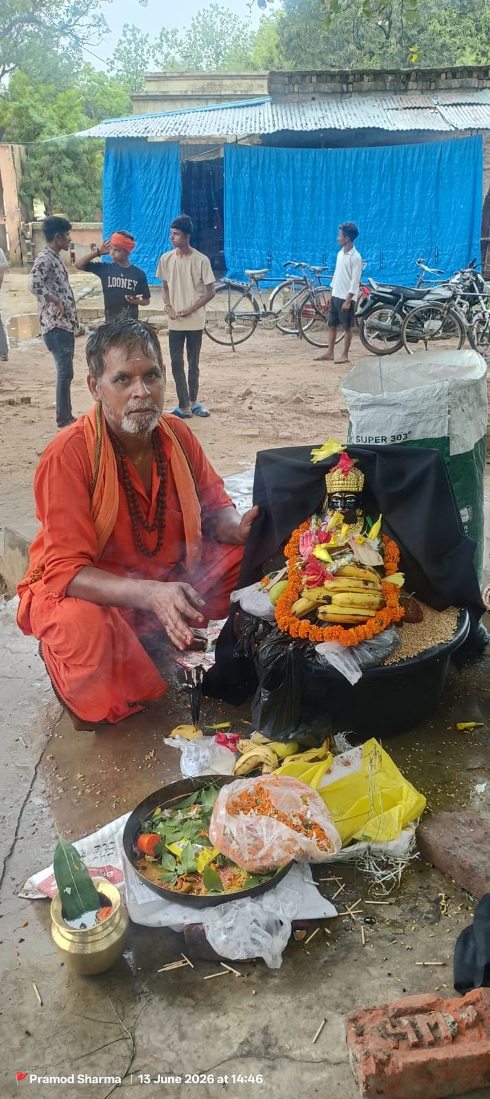 वैदिक मंत्रोच्चार के बीच शनिदेव की मूर्ति स्थापित, जयकारों से गूंजा मंदिर परिसर