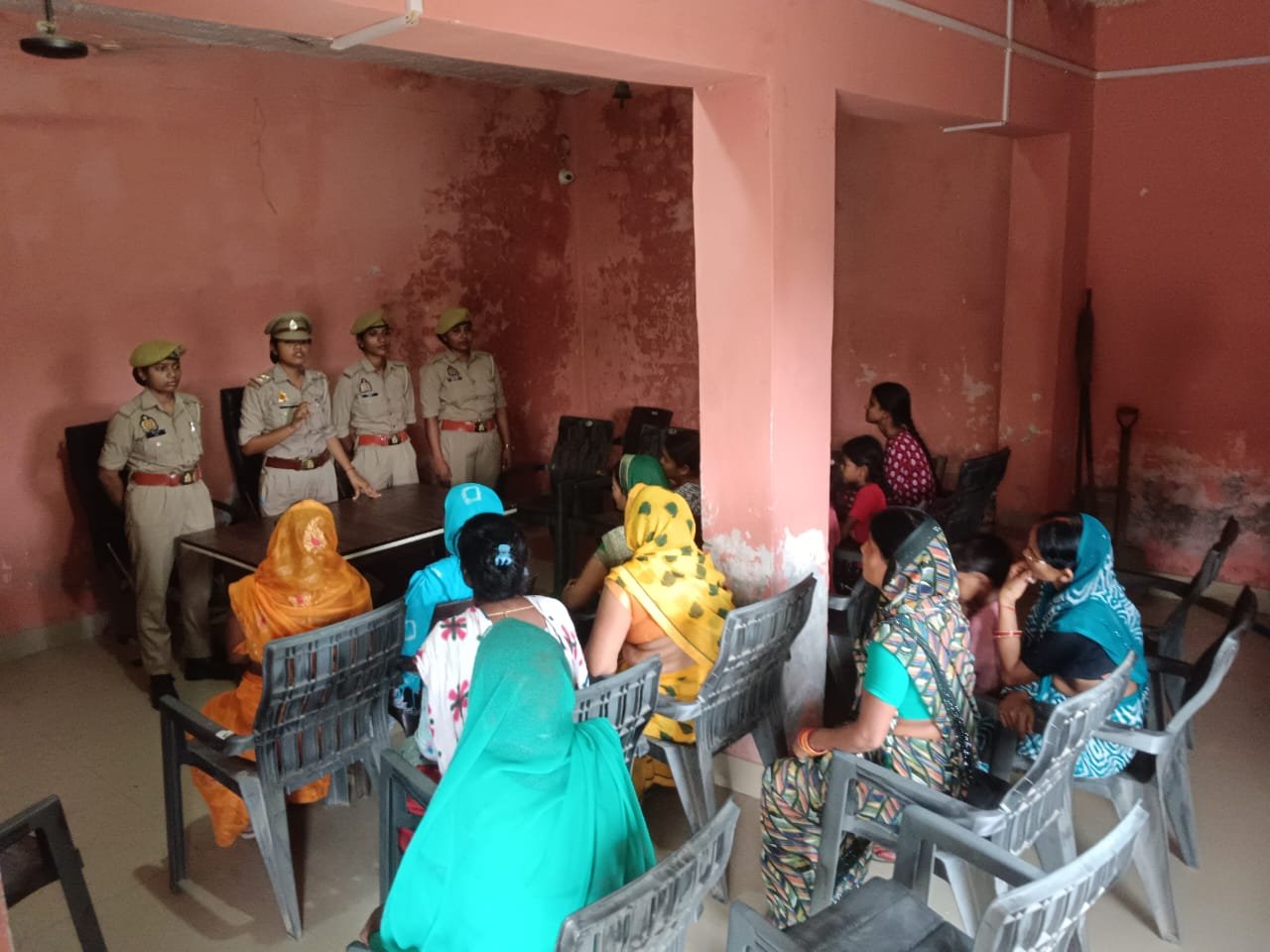 मिशन शक्ति अभियान के तहत घुघली पुलिस ने लगाया बहू-बेटी सम्मेलन, महिलाओं को किया जागरूक