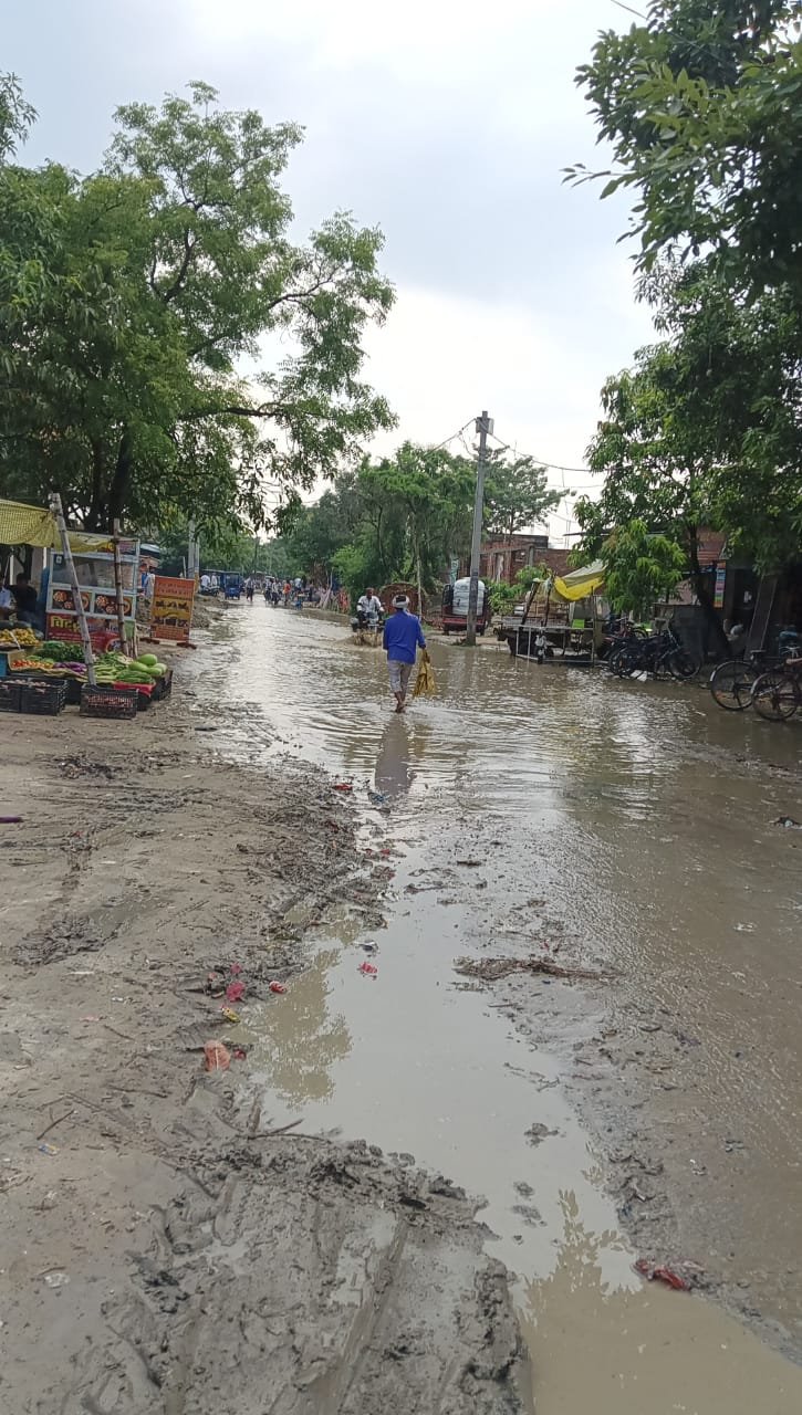 खेमपिपरा में जल निकासी व्यवस्था ध्वस्त, राहगीर और वाहन चालक परेशान