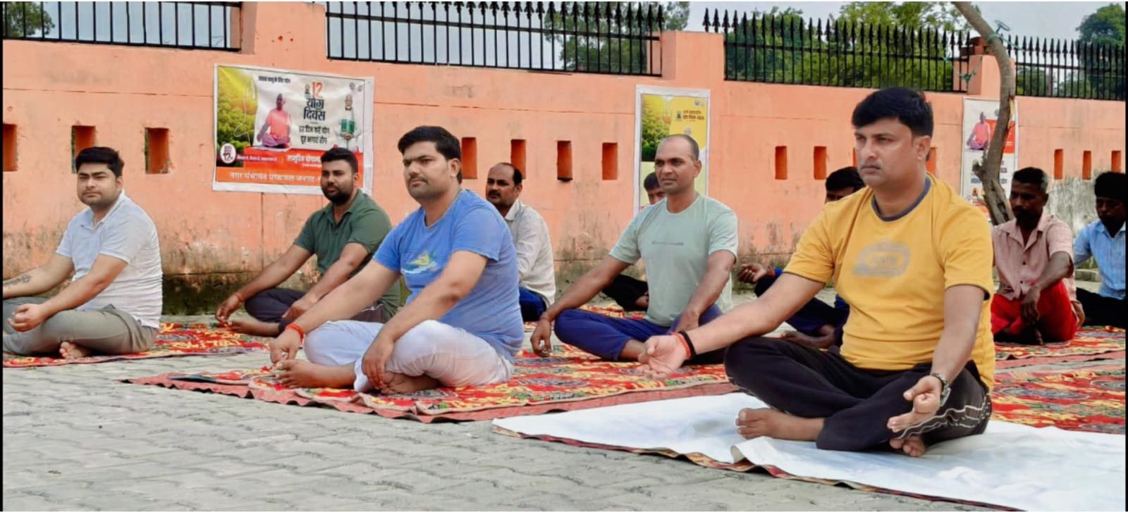 परतावल नगर पंचायत में गूंजा योग का संदेश, अधिकारियों व कर्मचारियों ने किया सामूहिक योगाभ्यास