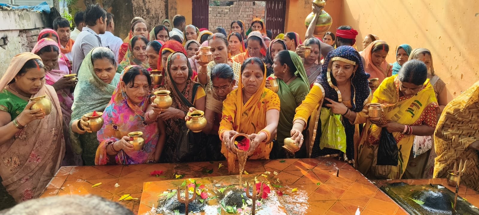 मां काली की त्रिवार्षिक पूजा का शुभारंभ, श्रद्धा और आस्था से गूंजा बृजमनगंज