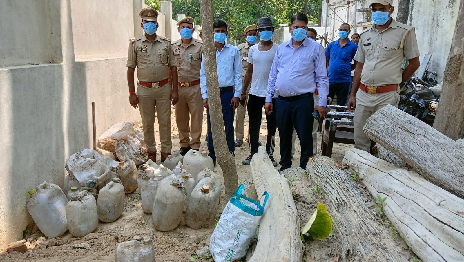 236 लीटर अवैध कच्ची शराब की गई नष्ट, 29 मामलों के माल पर चला प्रशासनिक डंडा