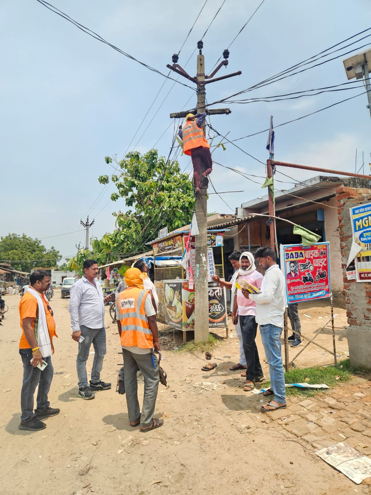 10 हजार से अधिक बिजली बिल बकाया पर विभाग की बड़ी कार्रवाई, सिसवा मुंशी चौराहे पर काटे गए कनेक्शन