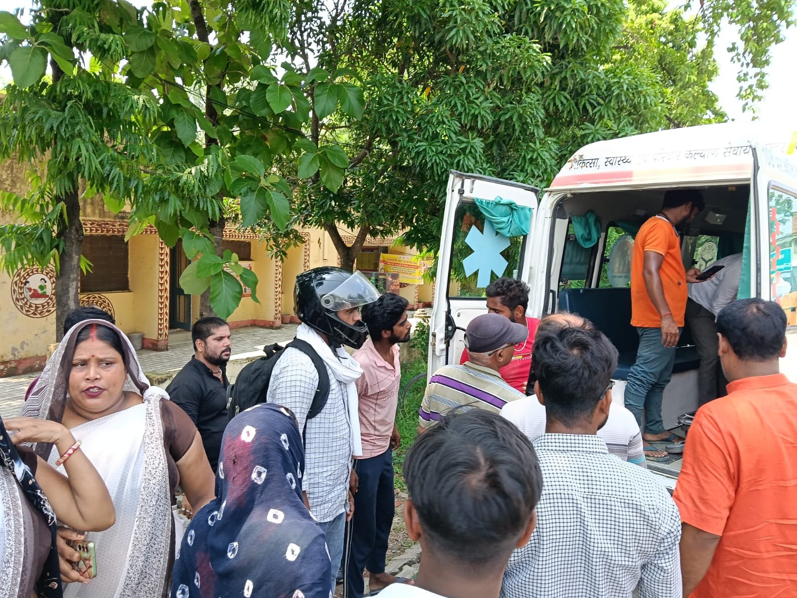 तेज रफ्तार कार की टक्कर से वृद्ध गंभीर, इलाज के लिए मेडिकल कॉलेज रेफर