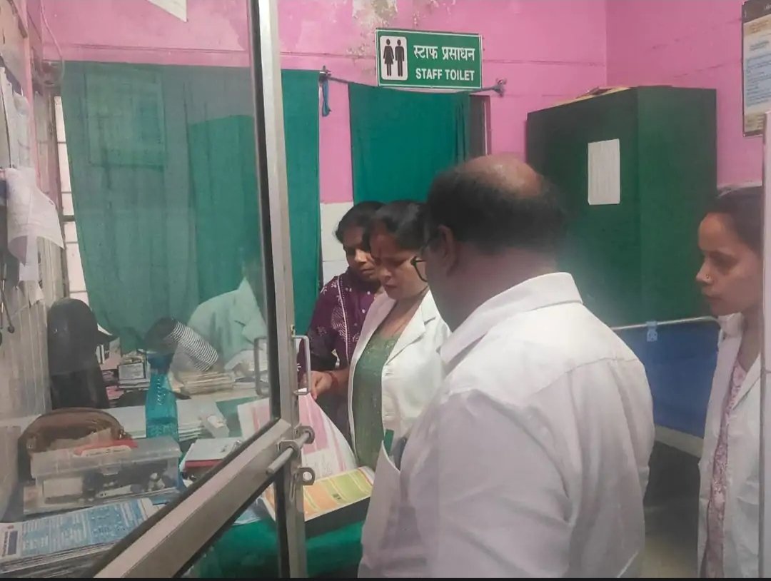 सीएमओ के औचक निरीक्षण में खुली सीएचसी परतावल की पोल, अधीक्षक समेत 10 कर्मचारी गैरहाजिर