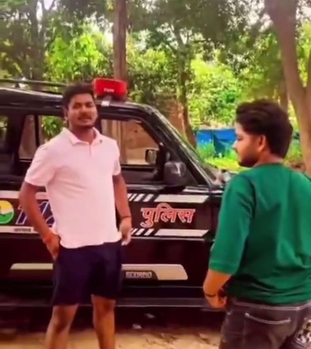 वर्दी में रील पोस्ट करने पर कार्रवाई, महराजगंज पुलिस ने हेड कांस्टेबल को किया सस्पेंड
