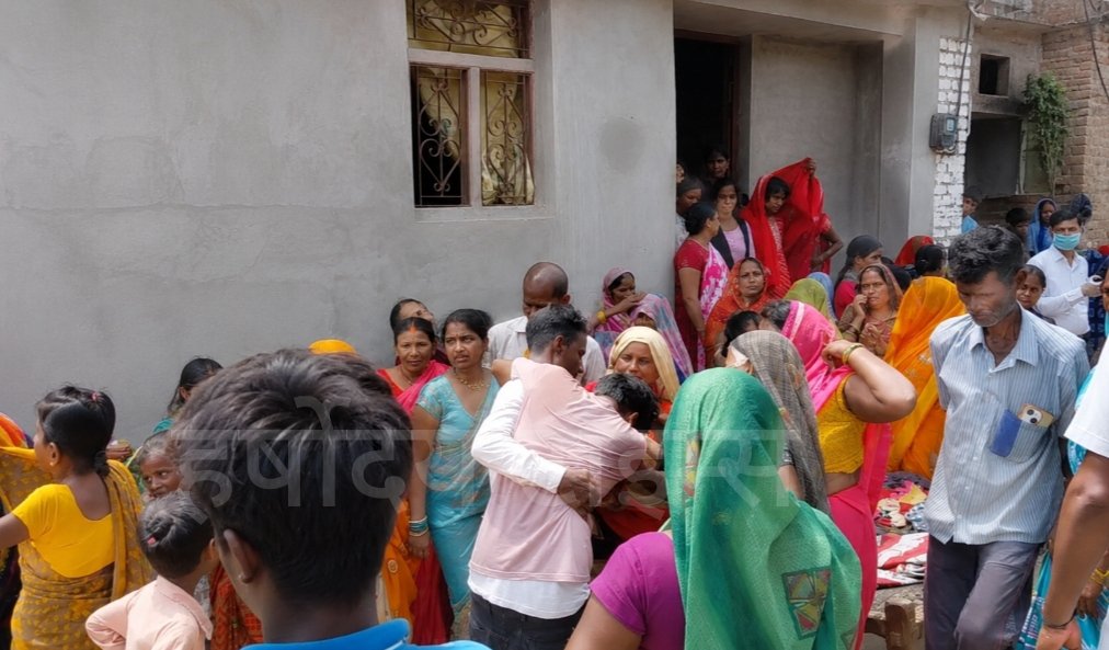 किशोरी का शव घर में मिलने से सनसनी, परिजनों ने पड़ोसी युवक पर जताया हत्या का संदेह