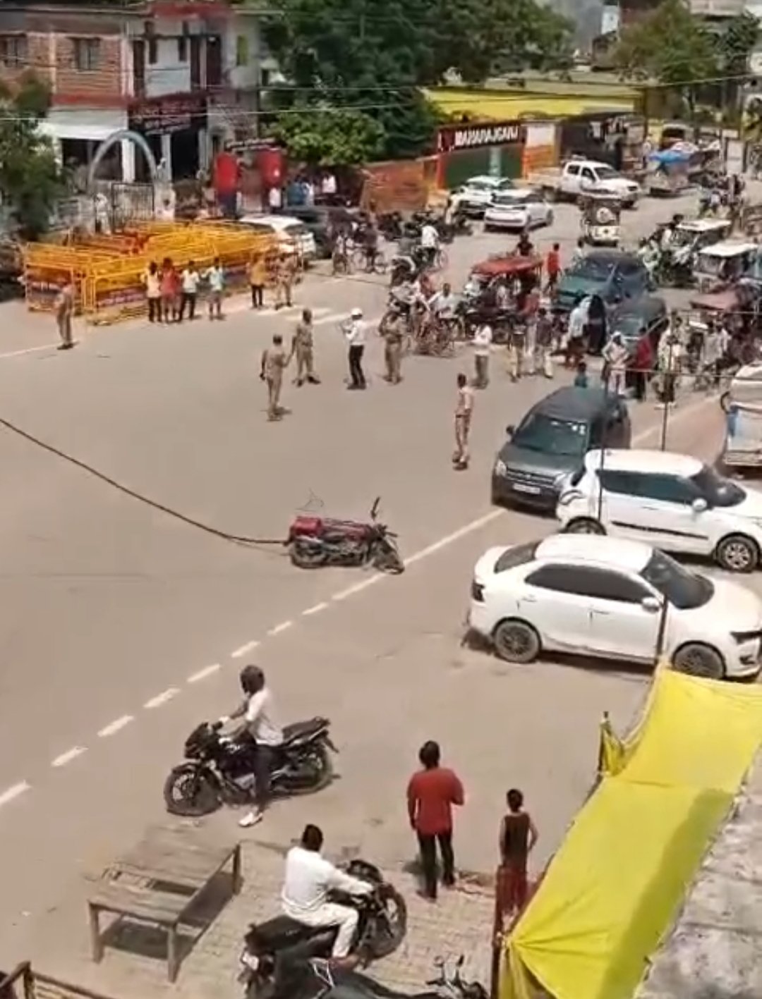 सक्सेना चौक पर बड़ा हादसा टला, शॉर्ट सर्किट से टूटी बिजली लाइन सड़क पर गिरी