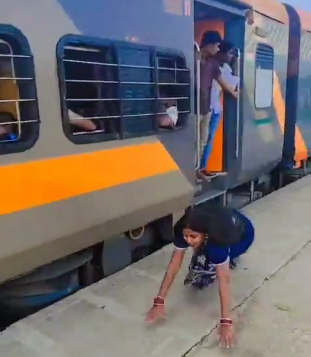 चलती ट्रेन के गेट पर रील बनाती महिला का वीडियो वायरल, RPF ने शुरू की जांच