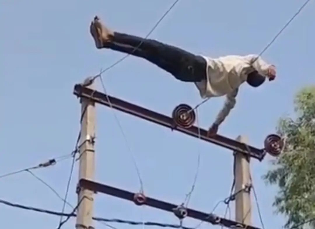 11 हजार वोल्ट की लाइन के खंभे पर चढ़ा नशे में धुत व्यक्ति, घंटों चली मशक्कत के बाद उतारा गया सुरक्षित