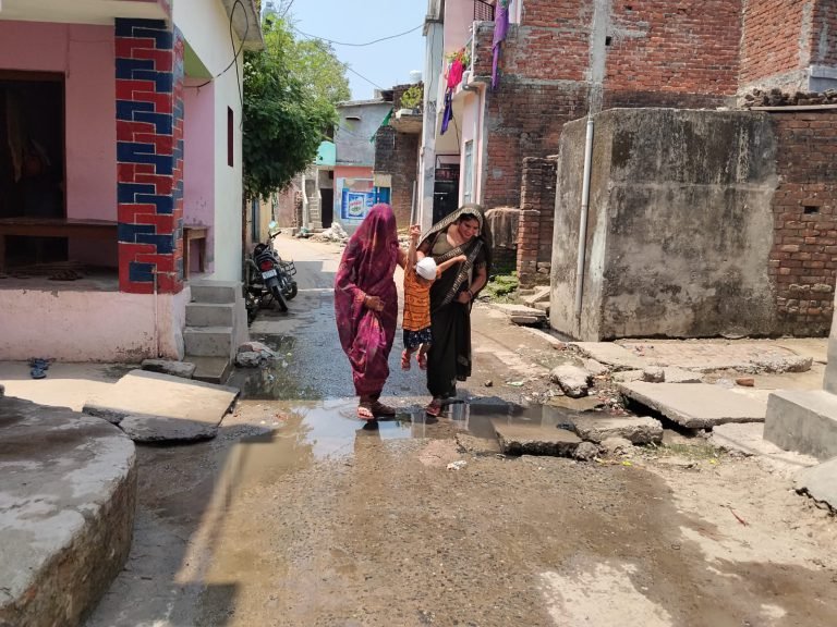 मानसून से पहले ही श्यामदेउरवा चौराहे की खुली पोल, जाम नाली से सड़क पर बह रहा गंदा पानी