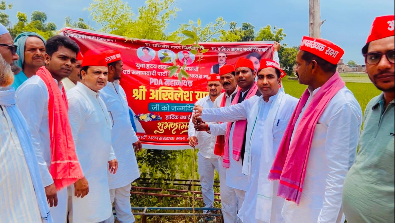 समाजवादी कार्यकर्ताओं ने सेवा कार्यों के साथ मनाया अखिलेश यादव का जन्मदिन