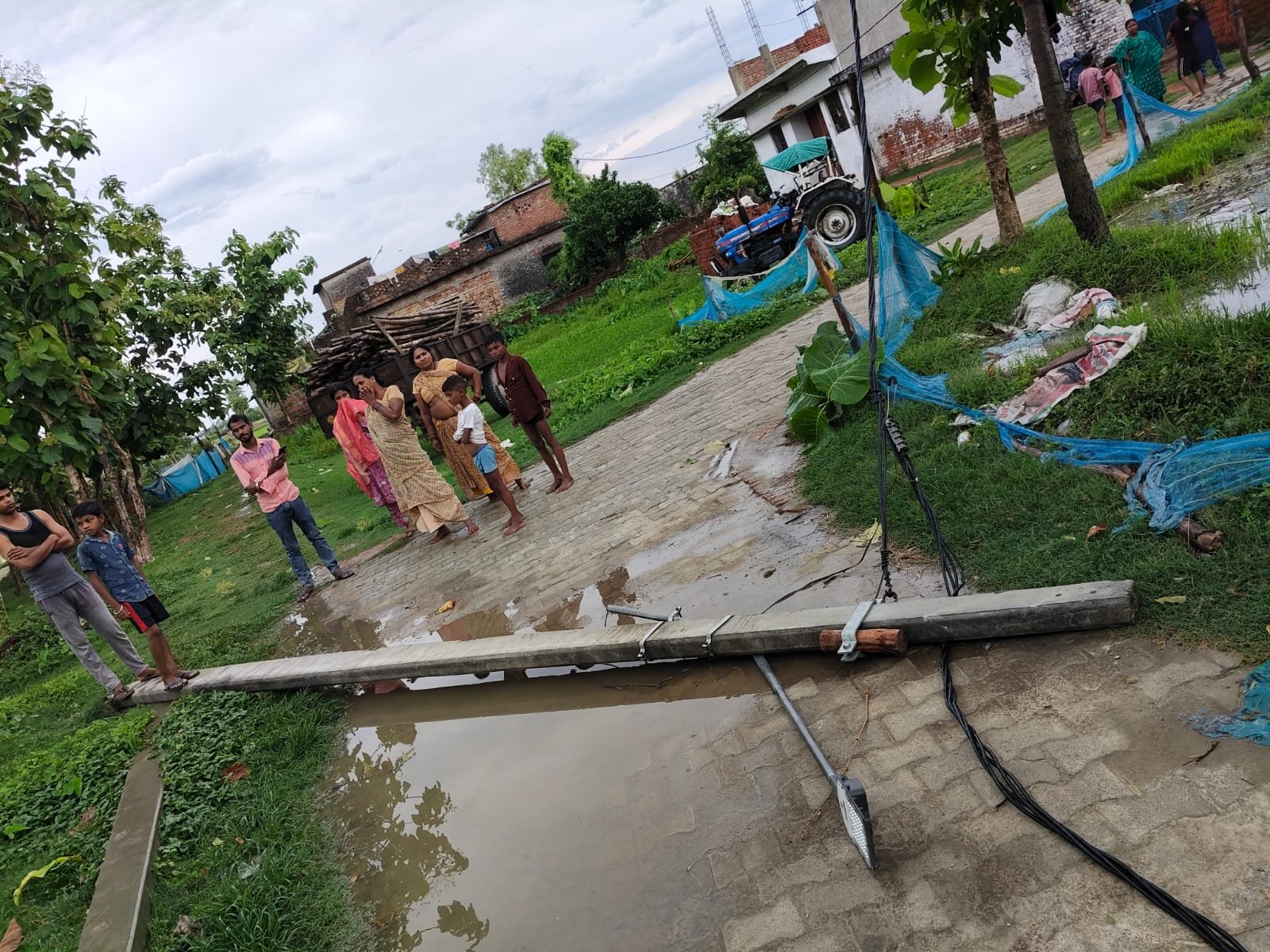 तेज आंधी से टूटा बिजली पोल, बेलवा बुर्जुग की बिजली आपूर्ति ठप