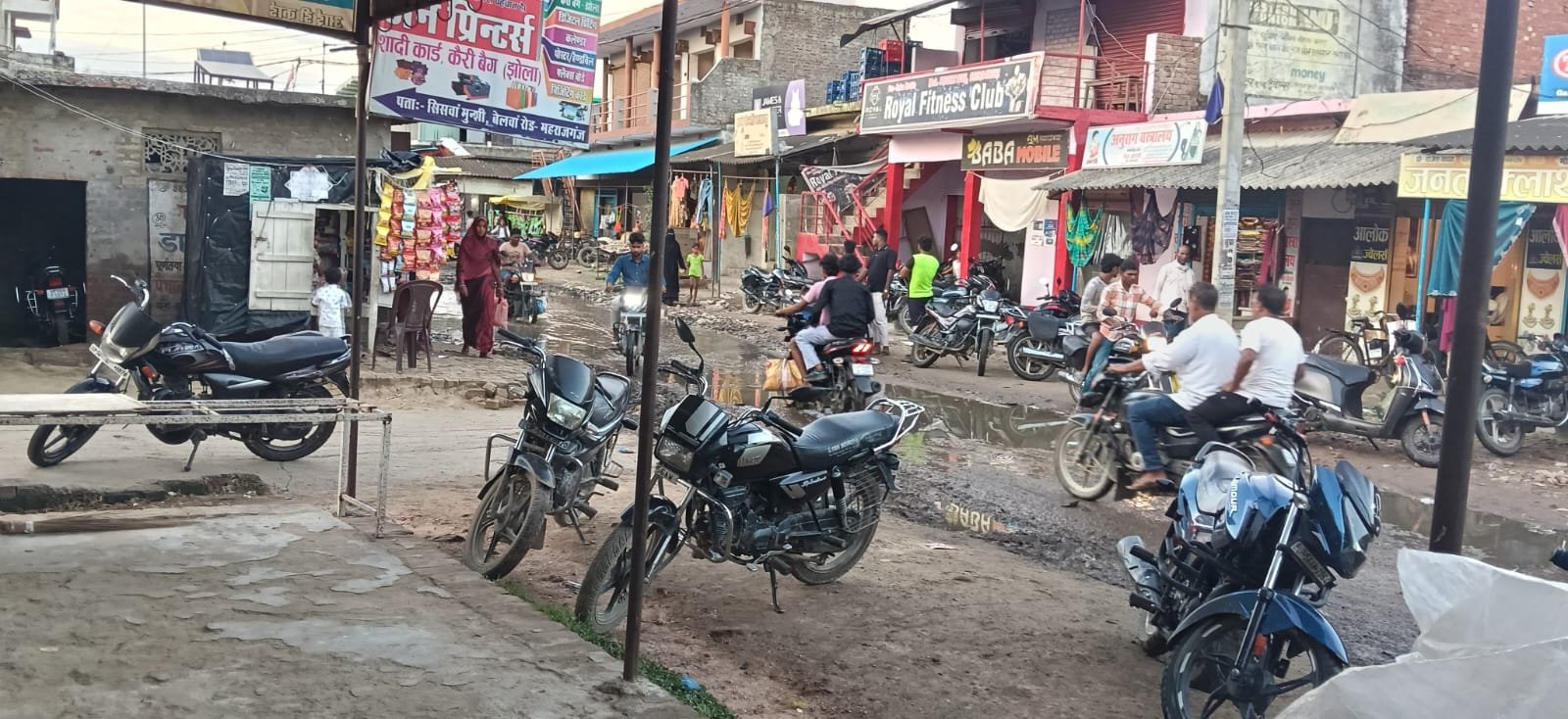 हल्की बारिश में सिसवा मुंशी चौराहा बना तालाब, राहगीर परेशान, बच्चे हो रहे घायल