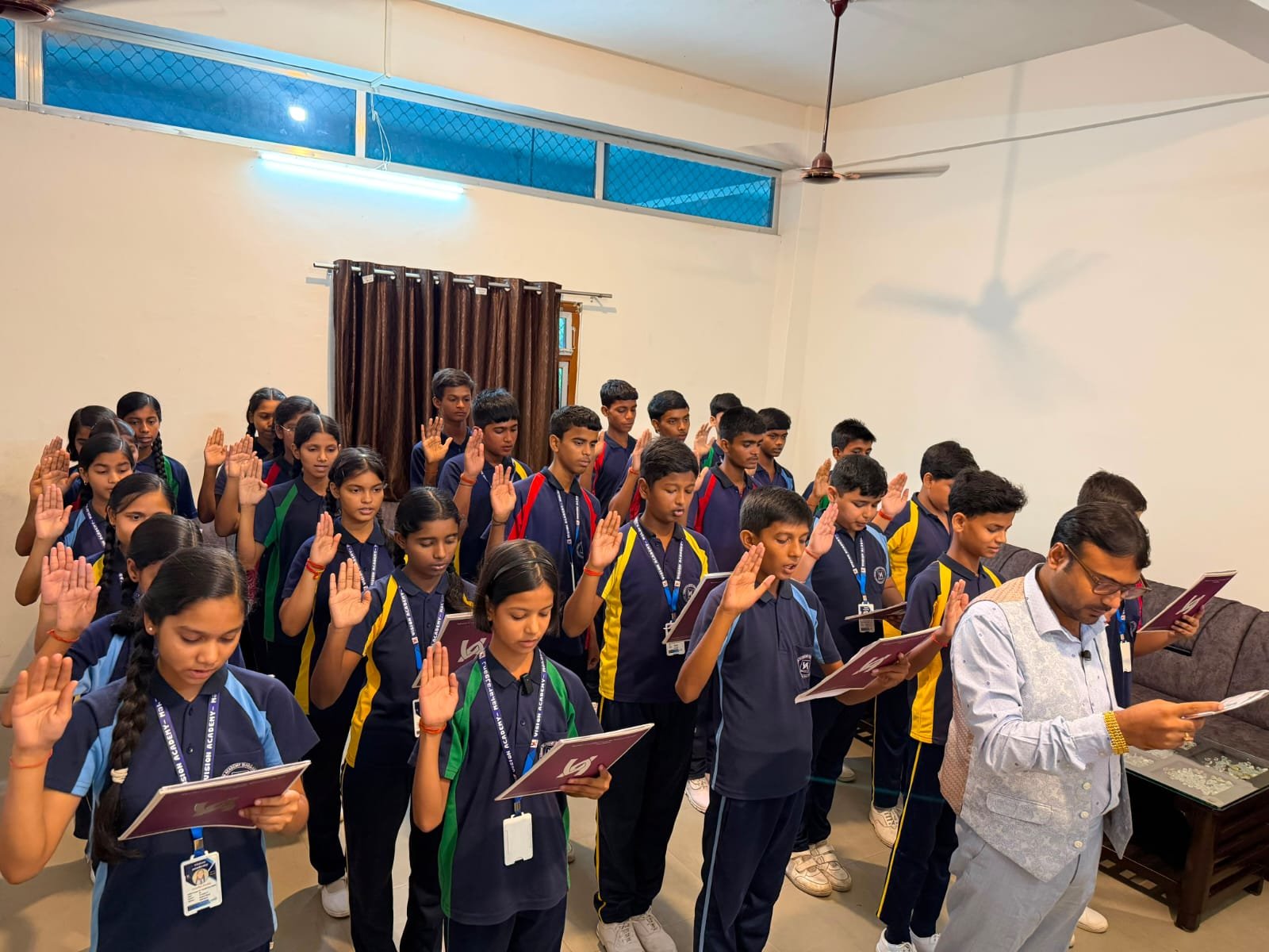 विज़न एकेडमी में अलंकरण एवं शपथ-ग्रहण समारोह सम्पन्न, नवगठित विद्यार्थी नेतृत्व परिषद ने संभाली जिम्मेदारी