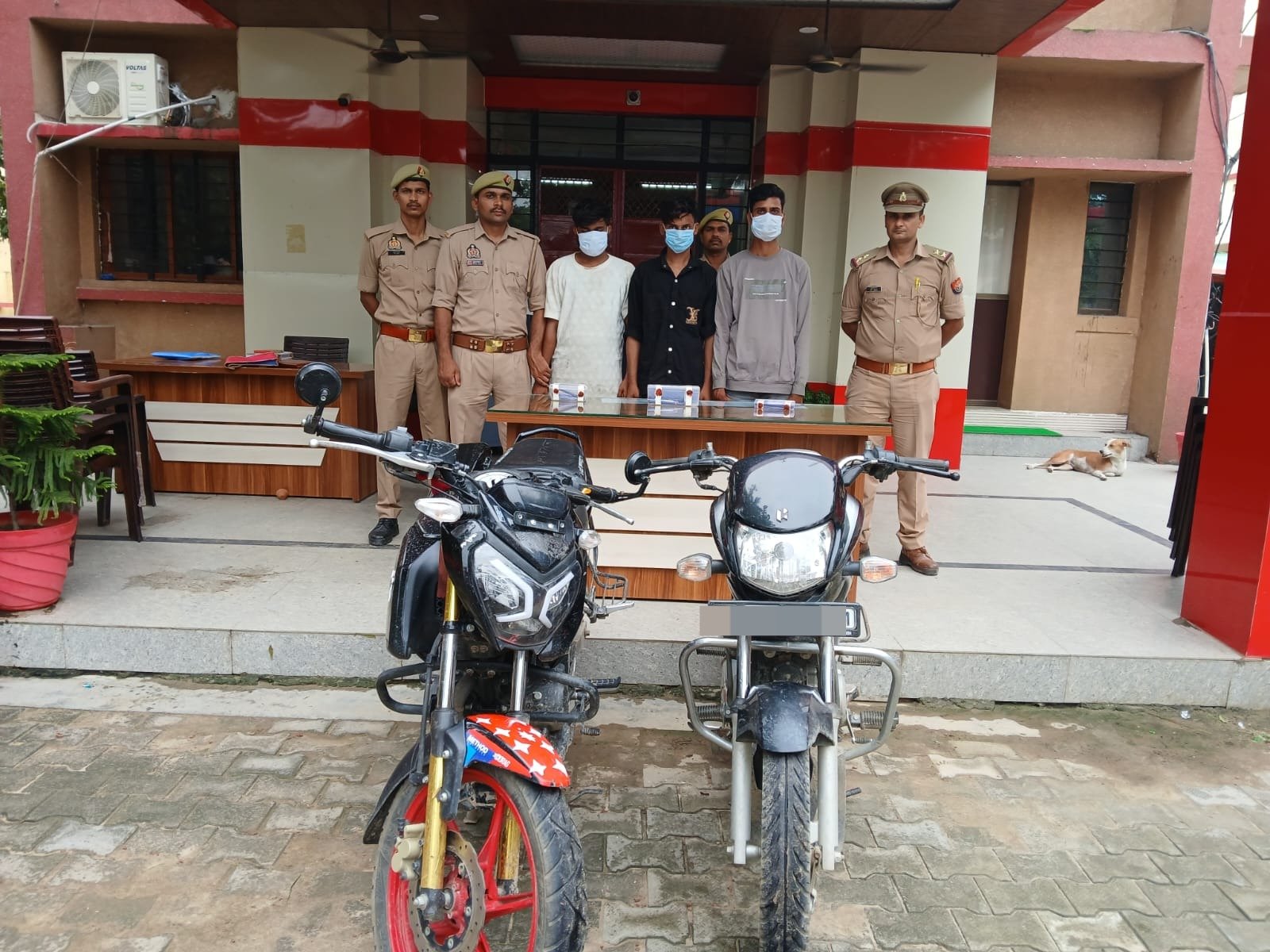 मोबाइल दुकान चोरी का खुलासा, तीन चोर गिरफ्तार