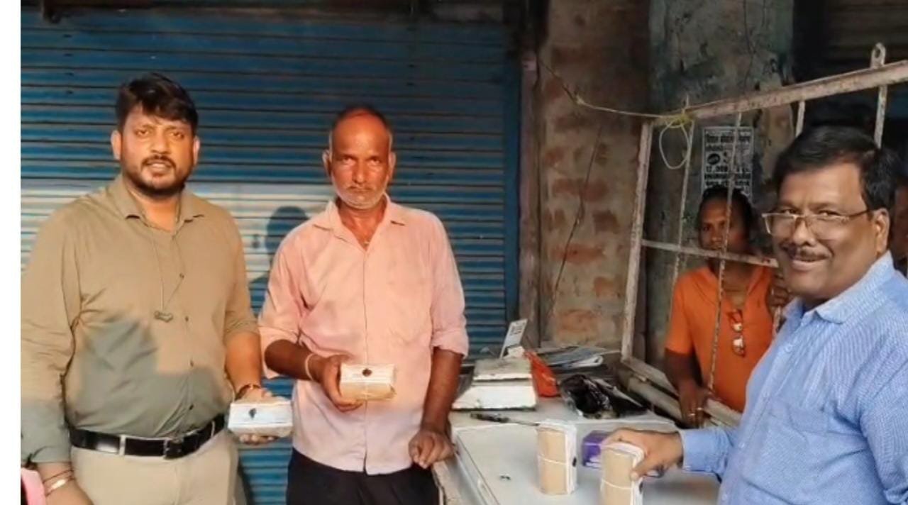 बागापार में बिना लाइसेंस चल रही पनीर दुकान पर खाद्य विभाग का छापा, जांच के लिए लिया गया नमूना
