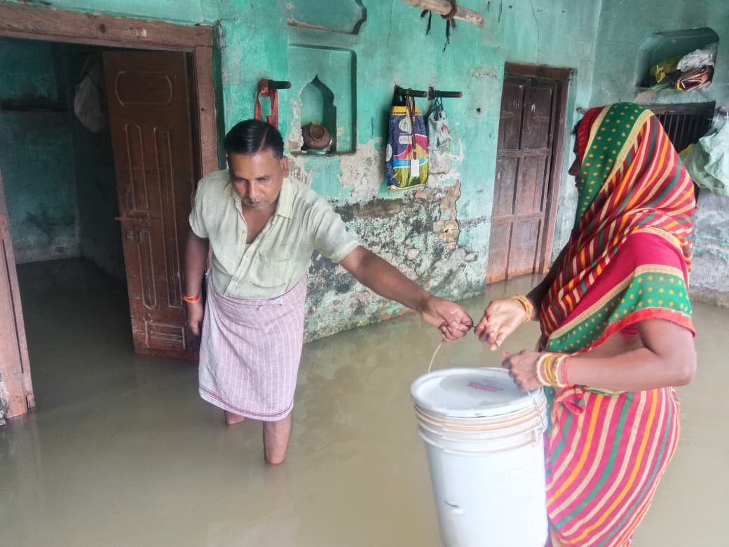 नाली निर्माण न होने से पतरेगवा में जलभराव, कई घरों में घुसा बारिश का पानी