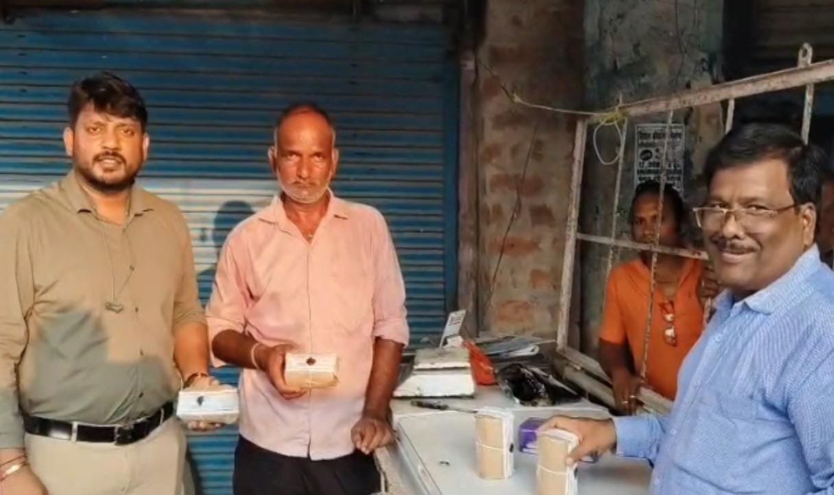 बिना लाइसेंस पनीर बिक्री पर सवाल, कार्रवाई के बाद फिर खुली दुकान