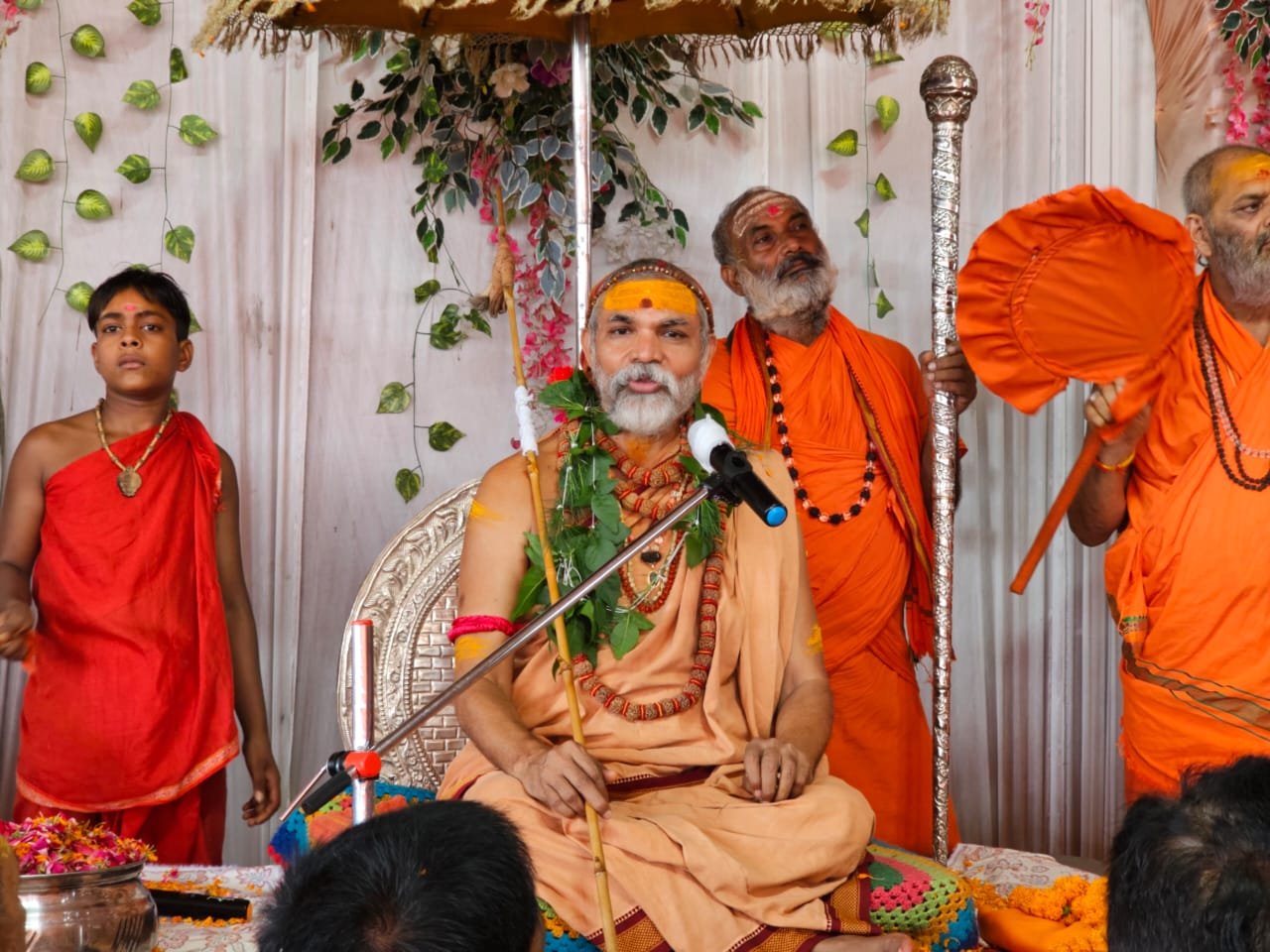 निचलौल पहुंचे जगद्गुरु शंकराचार्य, बोले ‘राष्ट्रीय गौ माता’ का दर्जा देने वाली सरकार को मिलेगा समर्थन