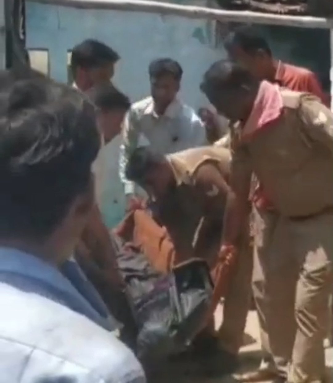 कमरे में फंदे से लटका मिला युवक, घुघली क्षेत्र में मचा हड़कंप