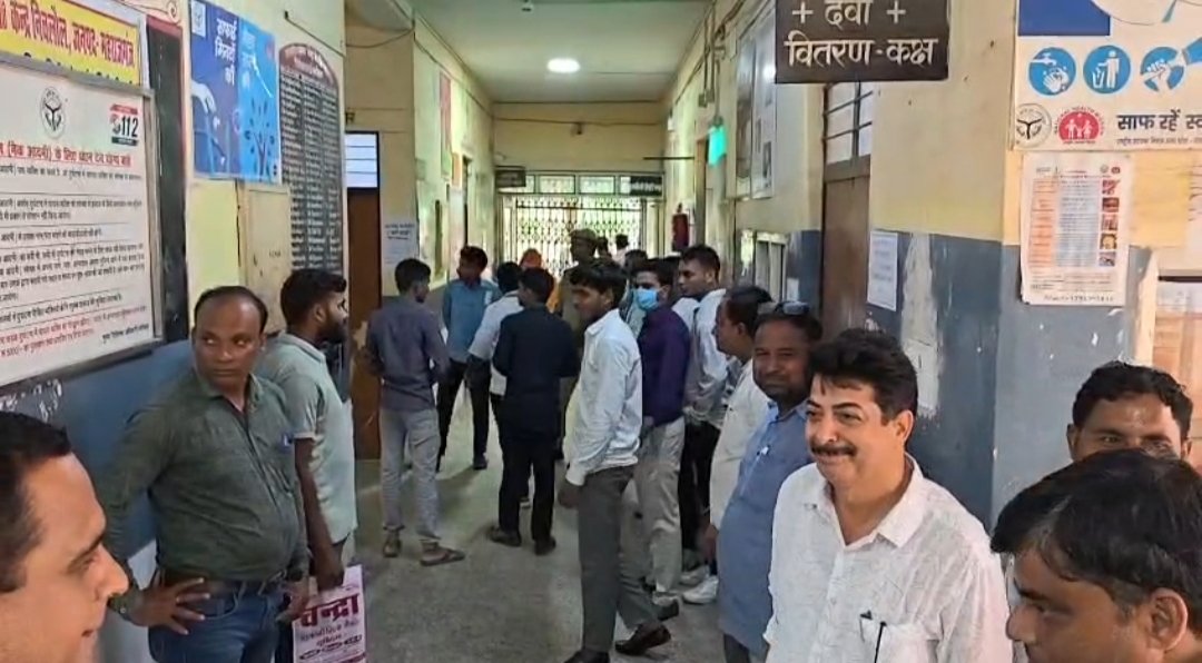 निचलौल सीएचसी पहुंचे डीएम, स्वास्थ्य सेवाओं की परखी गुणवत्ता