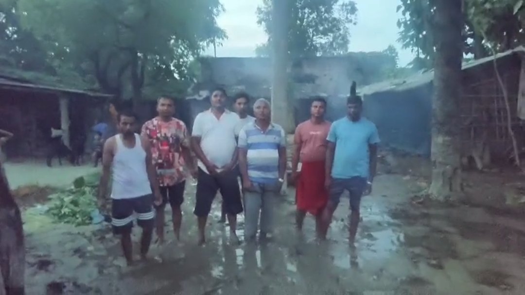 दिल्ली तक पहचान रखने वाला बजहा उर्फ अहिरौली गांव बदहाल, कीचड़ से सनी सड़कें बनीं ग्रामीणों की मुसीबत