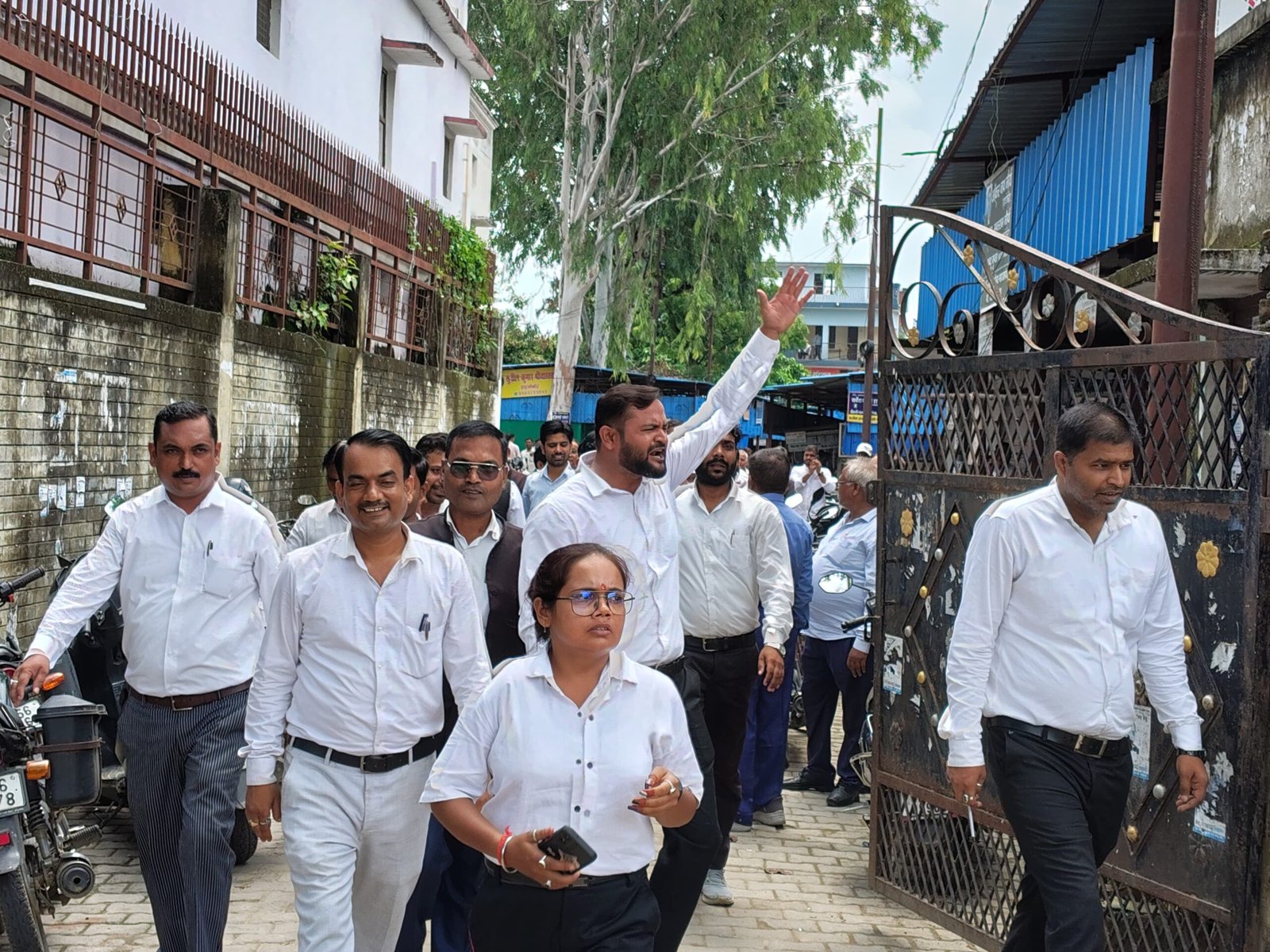 गोरखपुर की घटनाओं के विरोध में अधिवक्ताओं का प्रदर्शन, मुख्यमंत्री के नाम एसडीएम को सौंपा ज्ञापन