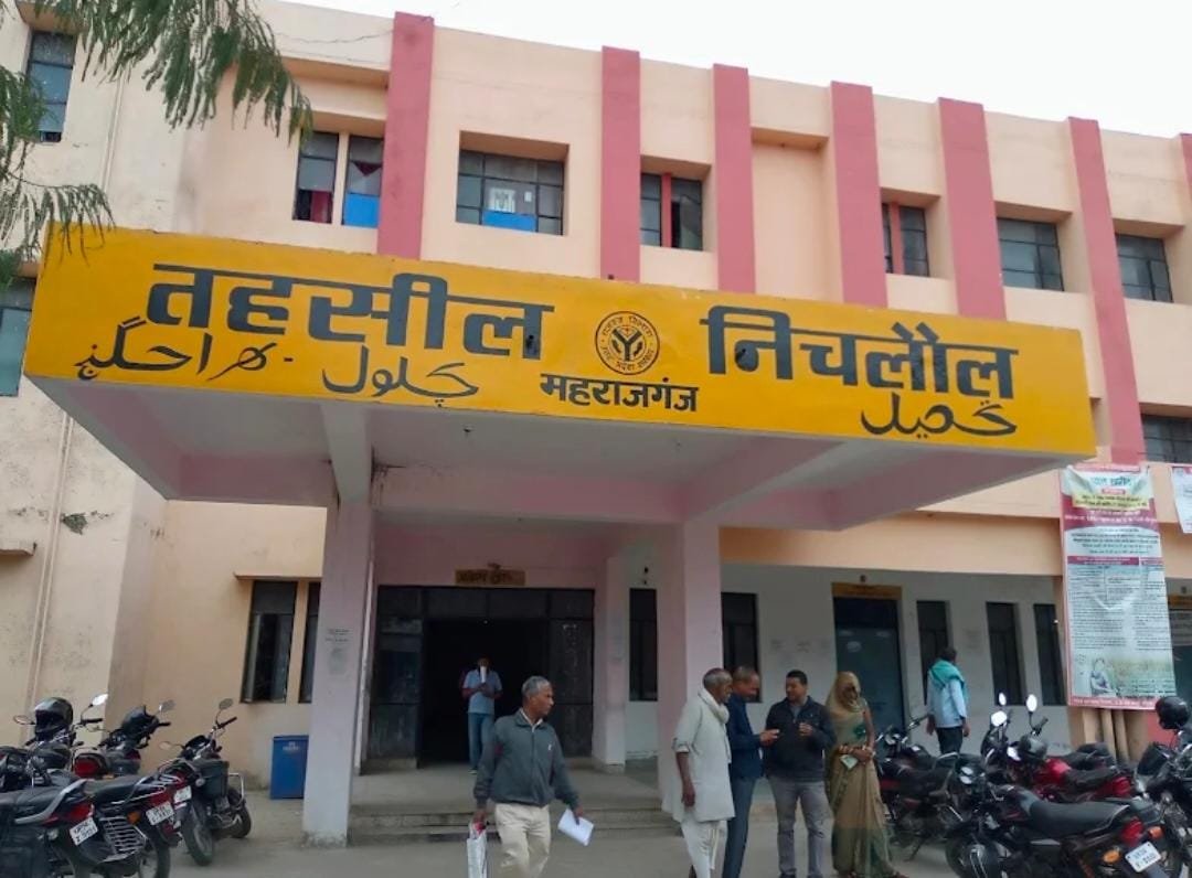 तहसील परिसर में हैंडपंप के आसपास जलभराव से उठ रही दुर्गंध, गंदगी के बीच पानी लेने को मजबूर लोग