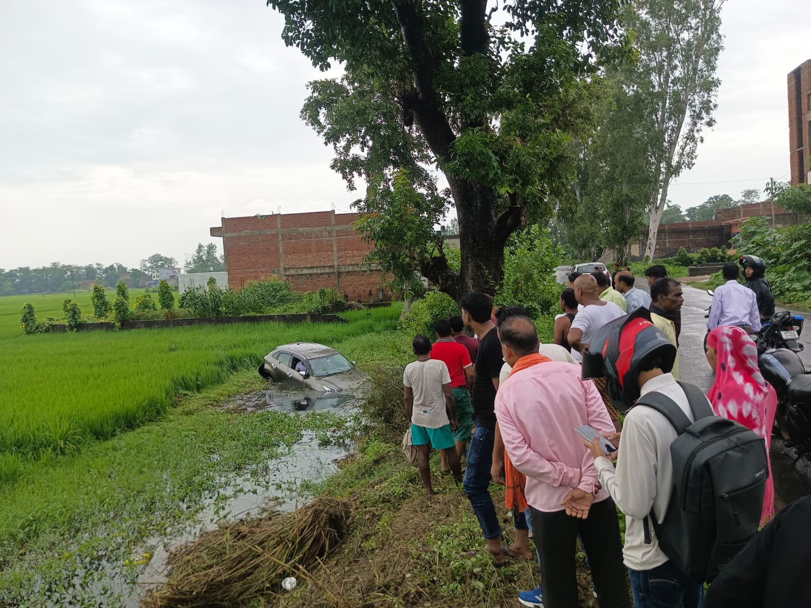 शिकारपुर-सिंदुरिया मार्ग पर गड्ढे में गिरा फोर व्हीलर, चालक सुरक्षित
