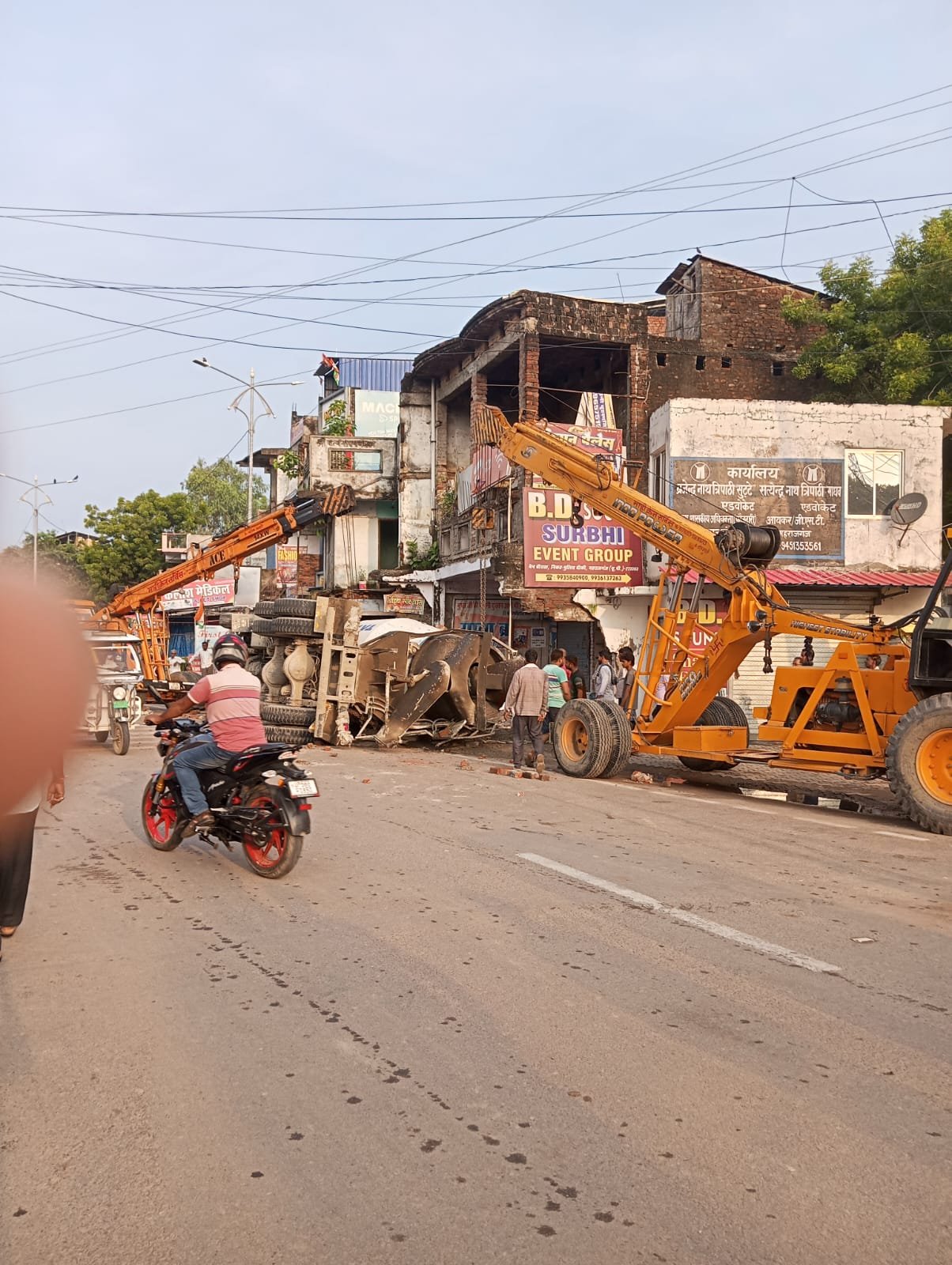 नगर तिराहे पर मकान में घुसा तेज रफ्तार मिक्सर डंपर<br>