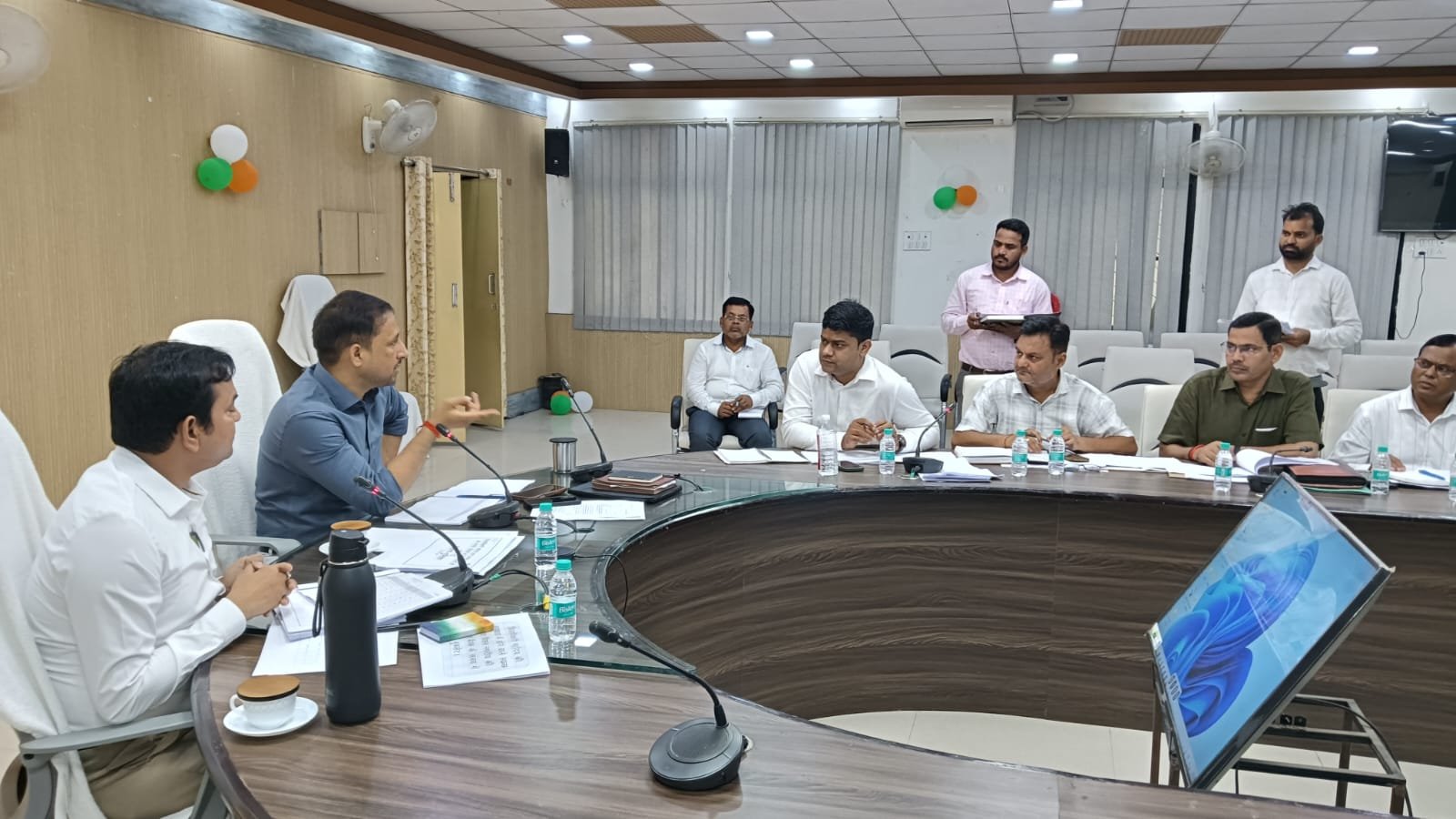 स्वनिधि योजना में कम आवेदन पर डीएम नाराज, रोजाना आवेदन कराने के निर्देश