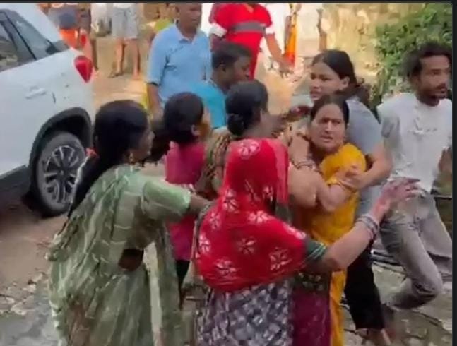 वाहन खड़ा करने को लेकर भिड़े पड़ोसी, घर में घुसकर मारपीट का आरोप