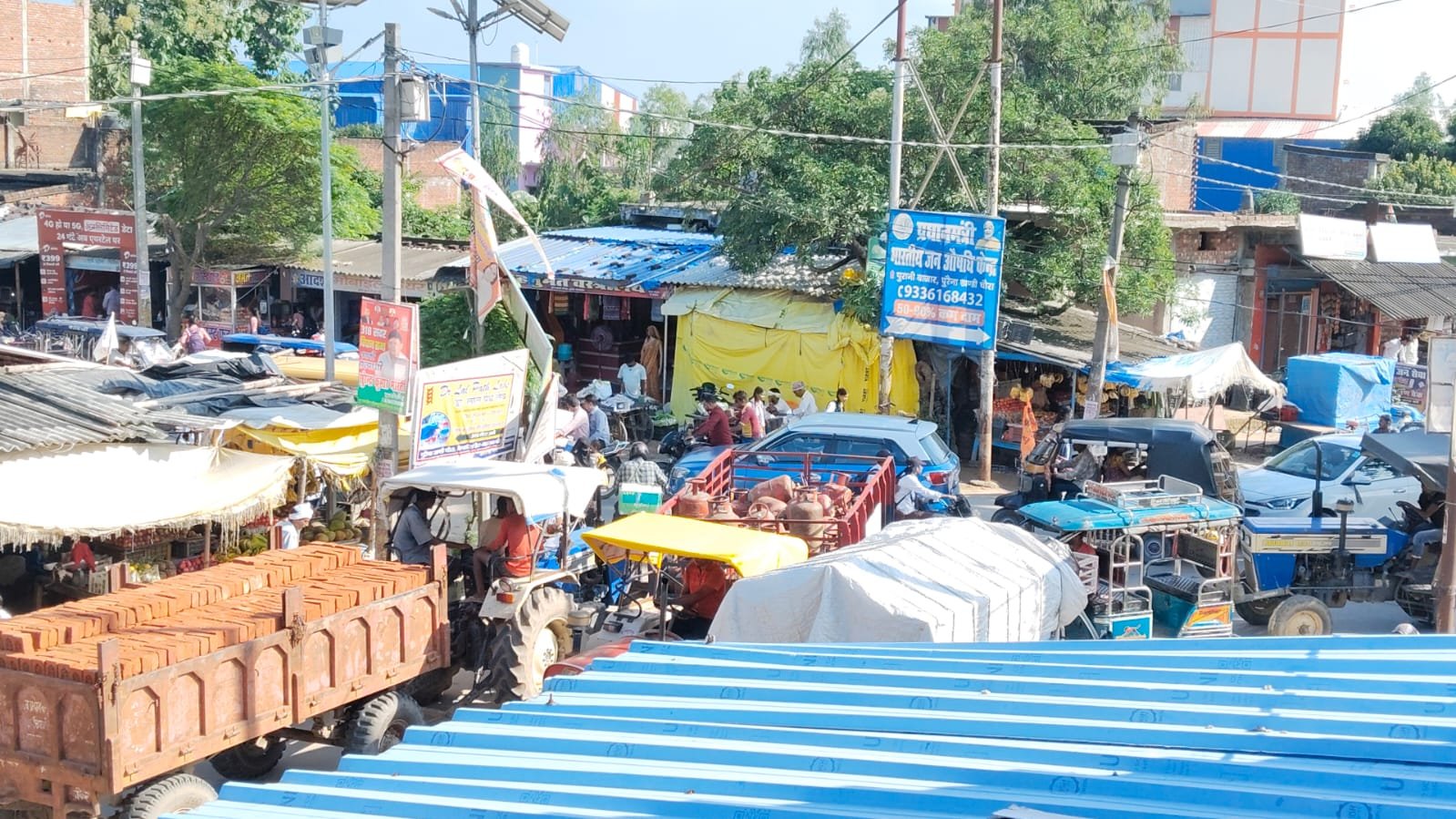 पुरैना खंडी चौराहे पर भीषण जाम, स्कूली बसों समेत घंटों फंसे वाहन