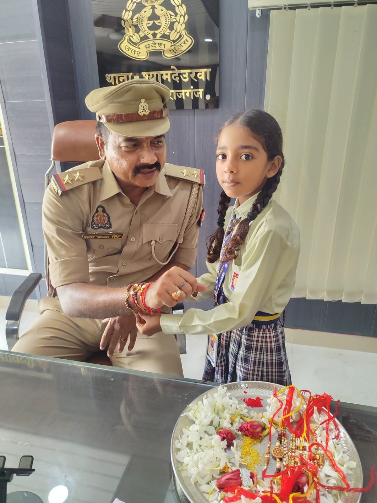 रक्षाबंधन पर GD National School की बच्चियों ने श्यामदेउरवा थाने के पुलिस को बांधी राखी