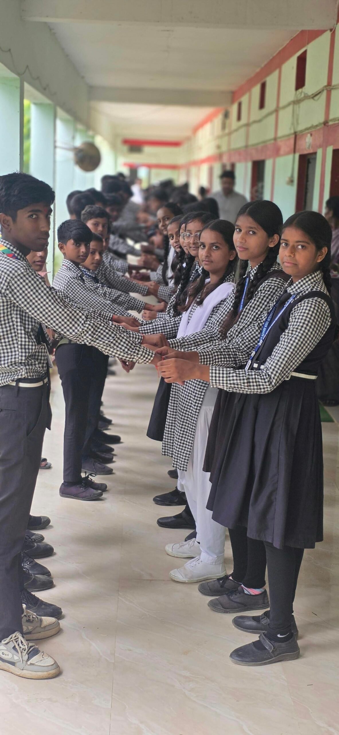 रक्षाबंधन पर छात्राओं ने शिक्षकों को बांधी राखी, मजबूत किया भाई-बहन का रिश्ता
