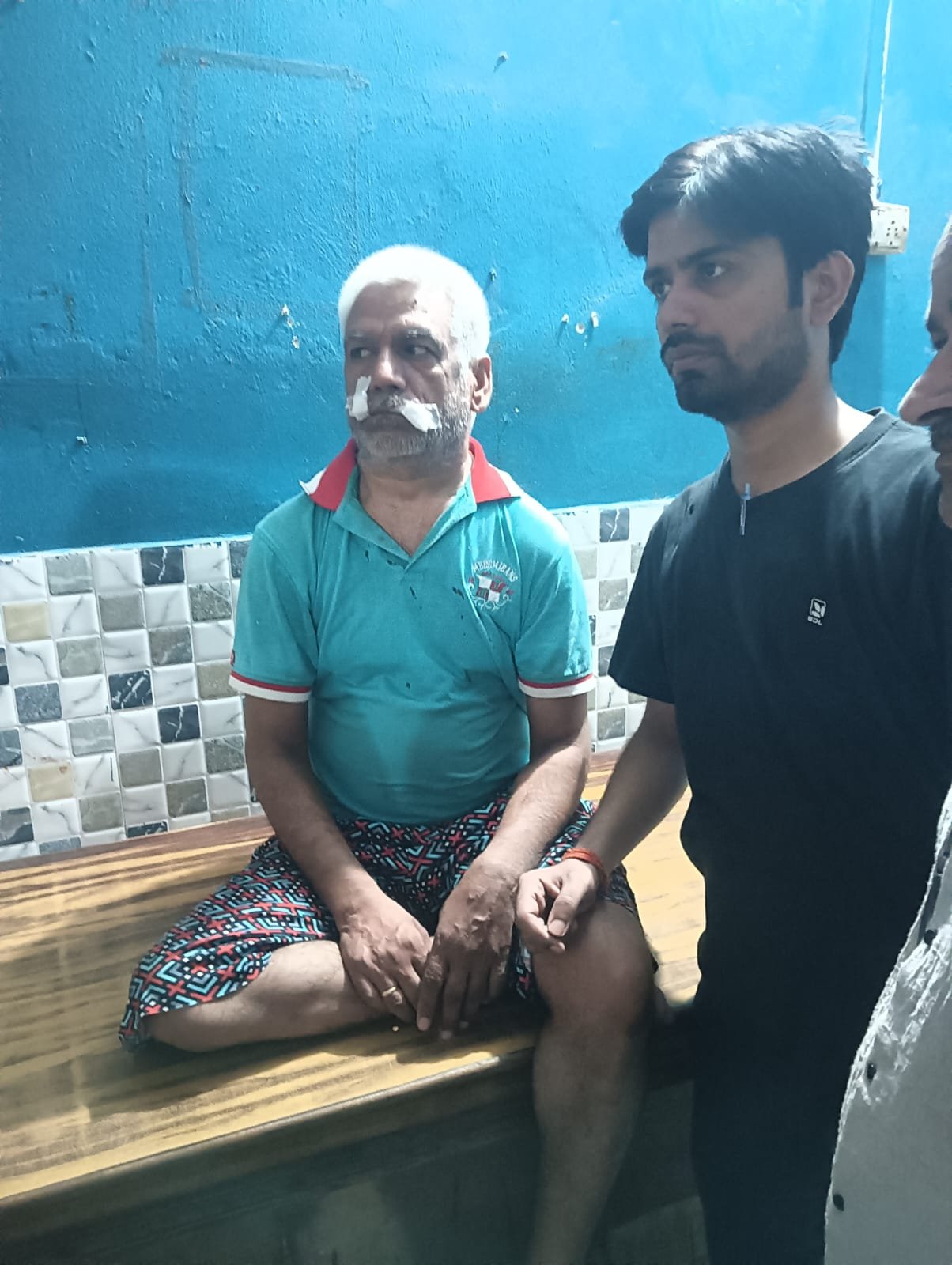 केबल में उलझकर स्कूटी सवार दंपती घायल, एफआईआर न होने पर वकीलों ने किया चक्का जाम
