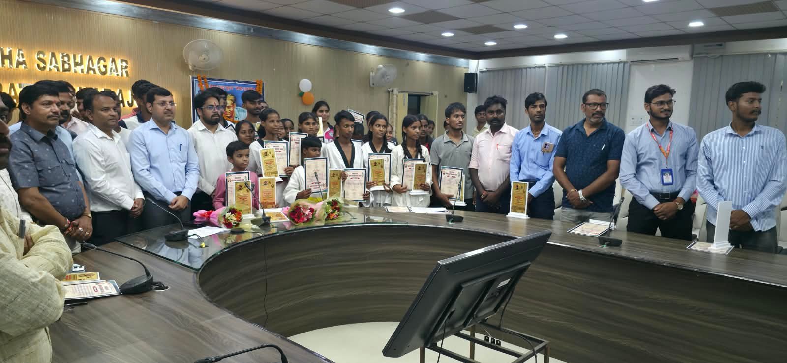 राष्ट्रीय खेल दिवस पर नीलू पांडे व आराध्या पटेल को मिला ‘महराजगंज खेल रत्न पुरस्कार-2026’