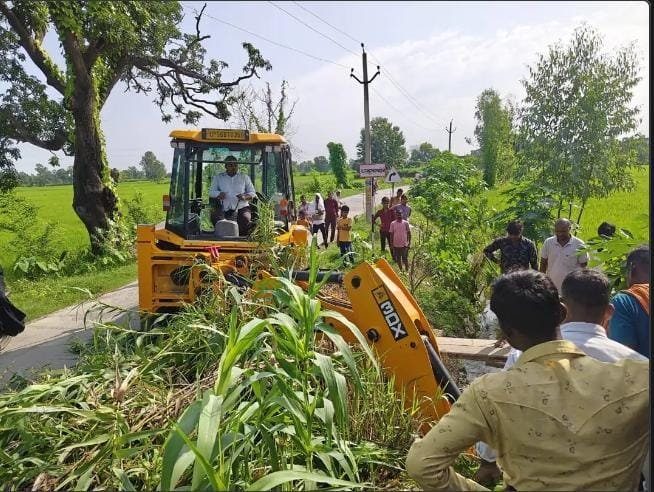 धर्मपुर में ग्रामीणों ने चंदा जुटाकर कराई ड्रेन की सफाई, 120 एकड़ धान की फसल बचाई