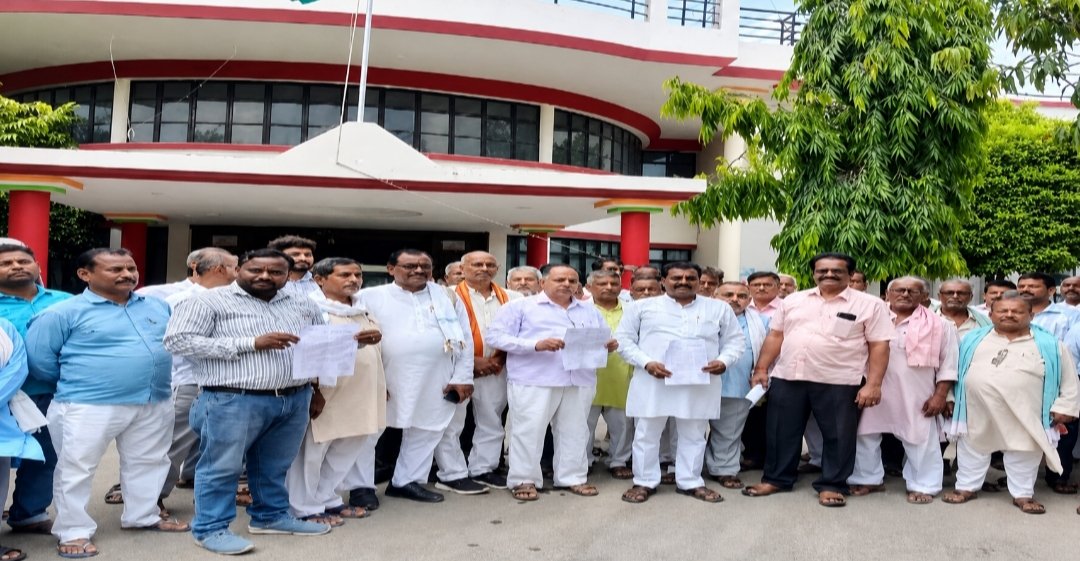 सहकारी समिति की जमीन पर पुलिस चौकी प्रस्ताव का विरोध तेज, सदर विधायक संग किसानों ने डीएम को सौंपा ज्ञापन