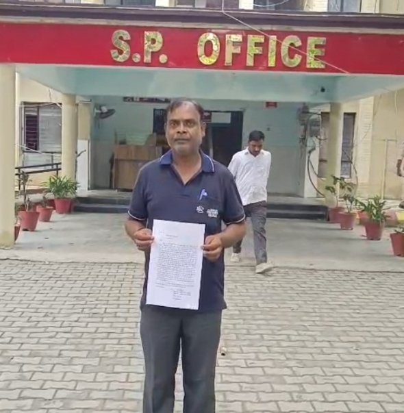 महराजगंज: बाइक एजेंसी मालिक पर कर्मचारी से मारपीट का आरोप, न्याय की गुहार लेकर एसपी कार्यालय पहुँचा पीड़ित