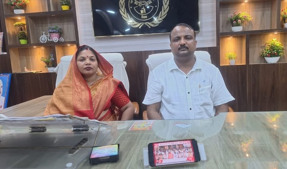 सिसवा नगर पालिका अध्यक्ष ने पीड़ित परिवारों को दिया सहारा, प्रत्येक परिवार के एक सदस्य को आउटसोर्सिंग पर नौकरी का ऐलान