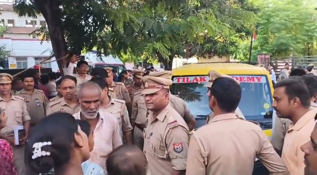 स्कूल वैन की चपेट में आने से दो वर्षीय मासूम की मौत, परिजनों ने किया हंगामा