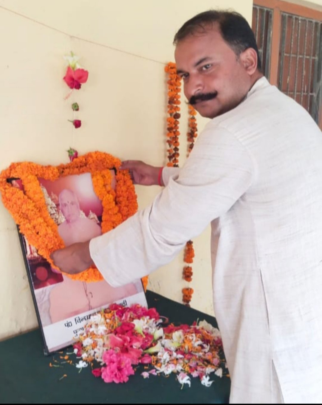 शिक्षा की अलख जगाने वाले विंध्याचल त्रिपाठी को पुण्यतिथि पर किया नमन